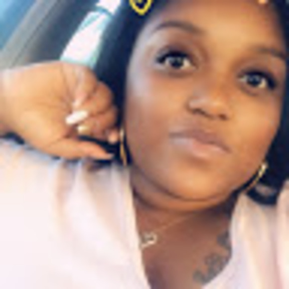 Profile Picture of Raquel Sutton (@raquelsutton20) on Poshmark