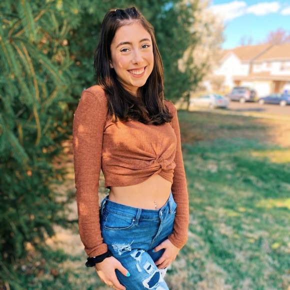 Profile Picture of Lauren Walachy (@lwalachy) on Poshmark