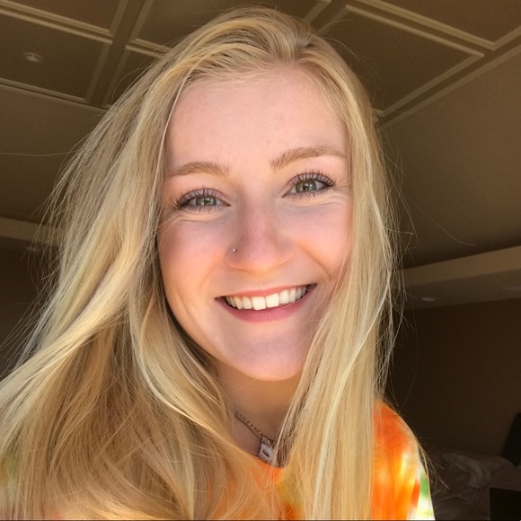 Profile Picture of Jade Cox (@plsbuymymystuff) on Poshmark