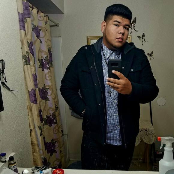 Profile Picture of Leo Lopez (@lleolopez210) on Poshmark