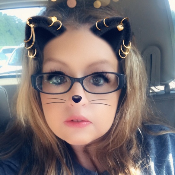 Profile Picture of Ashley Ezar (@ezarashee) on Poshmark