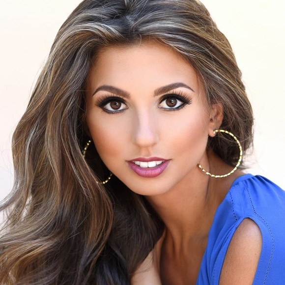 Profile Picture of Abby Mansolillo (@abby_mansolillo) on Poshmark