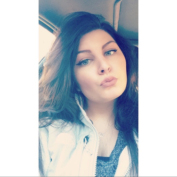 Profile Picture of Kayla Daigneault (@kaydaig) on Poshmark