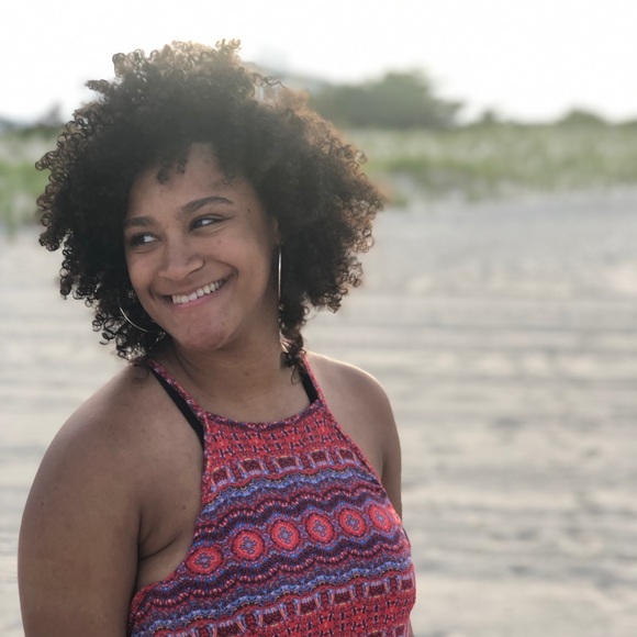 Profile Picture of Chloe Holcker (@chloeholcker) on Poshmark