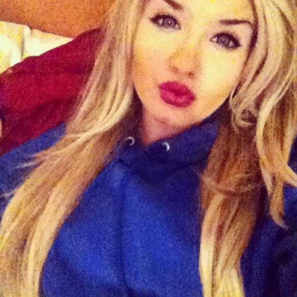 Profile Picture of Mel Haldimann (@melrozee) on Poshmark