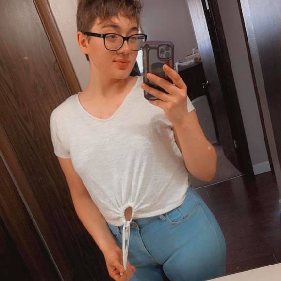 Profile Picture of Rachelle Malueg (@lildevil_angel) on Poshmark