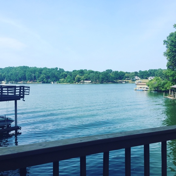 Profile Picture of Lora Bates (@lorabates) on Poshmark