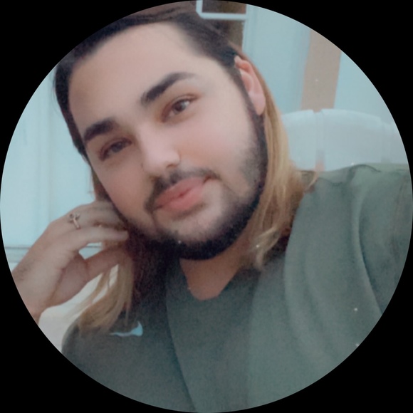 Profile Picture of Logan Chiumento (@loganberry0125) on Poshmark