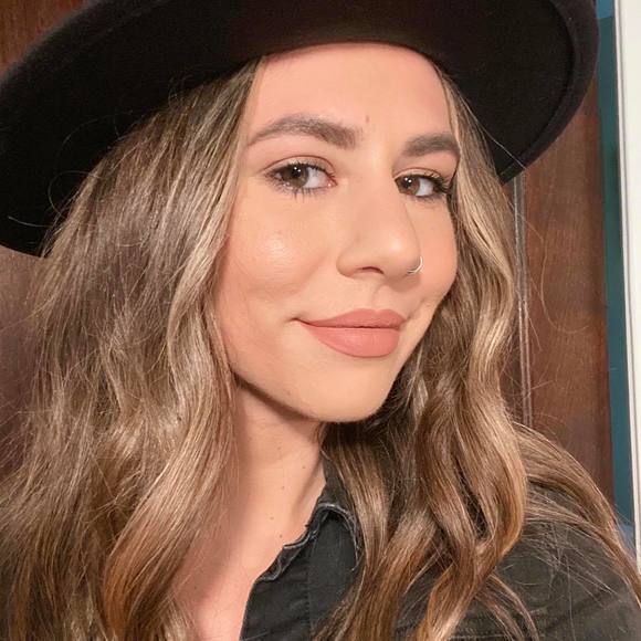 Profile Picture of Dominique Disabato (@loseranna) on Poshmark