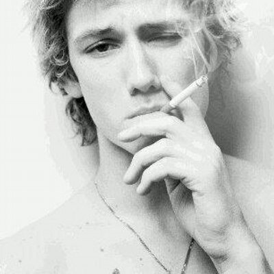 Profile Picture of Julia Poirier (@juliapettyfer) on Twitter