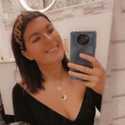 Profile Picture of Eléna🐝 (@LnaThomas) on Twitter
