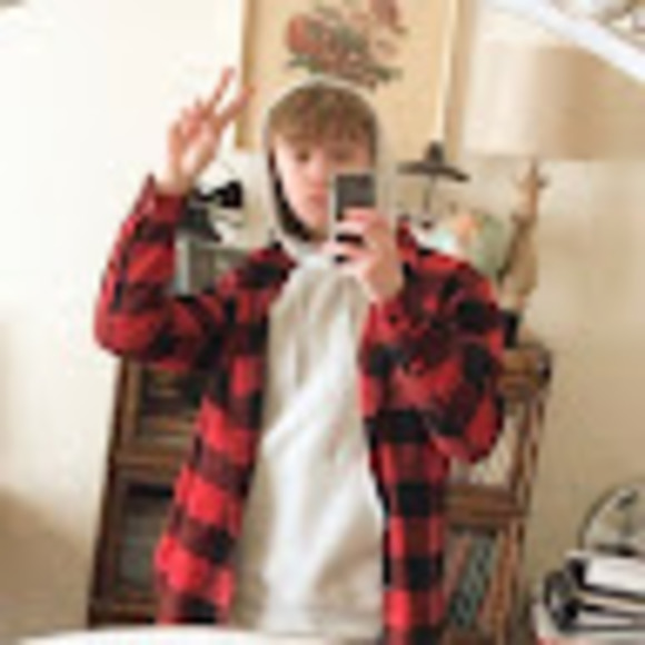 Profile Picture of Andrew Hendrich (@andrewr1528) on Poshmark