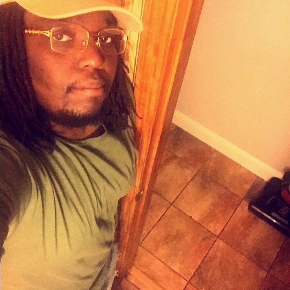 Profile Picture of Joshua Francisco (@bigpull7506) on Poshmark