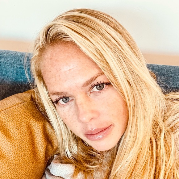 Profile Picture of Jobyna Thurner (@jobynathurner) on Poshmark