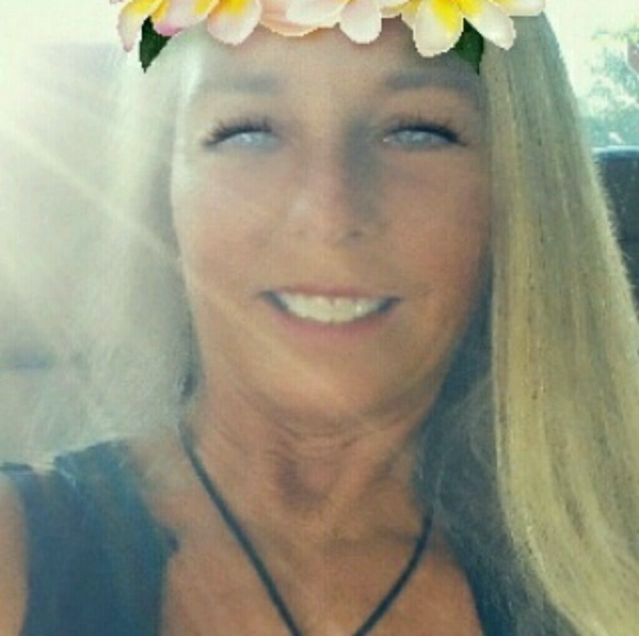 Profile Picture of Renee Bailey (@bailey_renee55) on Poshmark