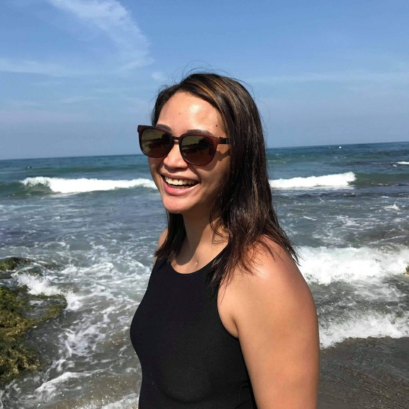 Profile Picture of Donna Perlas (@ddddonna) on Poshmark