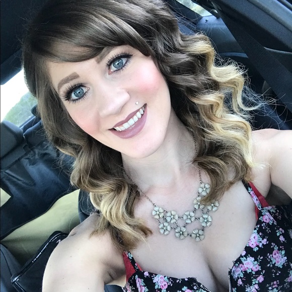 Profile Picture of Jen Regos (@jenkisses) on Poshmark