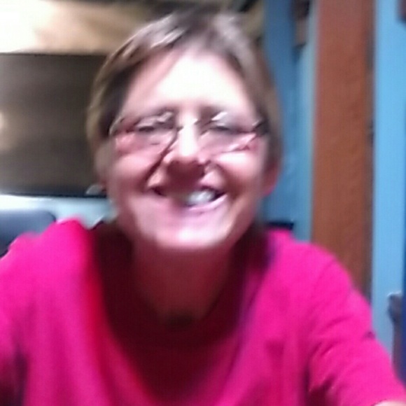 Profile Picture of Sharon Sutherland (@babe2808) on Poshmark