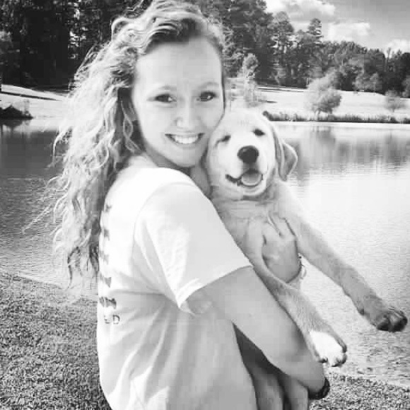 Profile Picture of Rachael Flowers (@rachaelflowers) on Poshmark