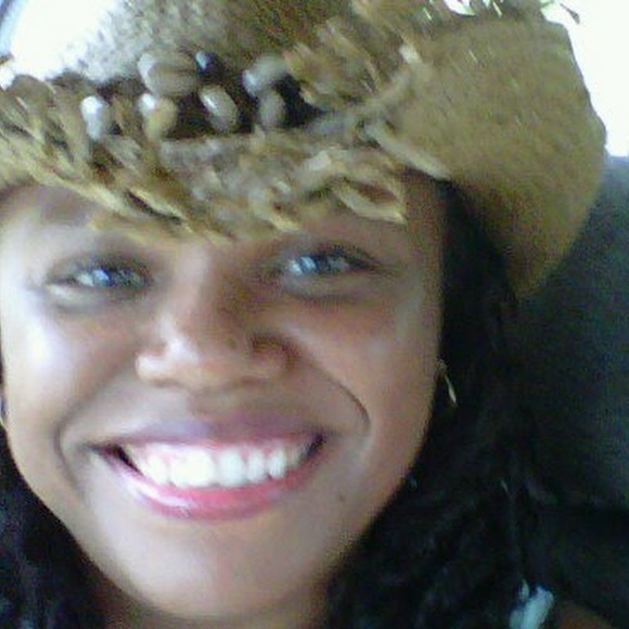 Profile Picture of Barbie Treharn (@barbie44512) on Poshmark