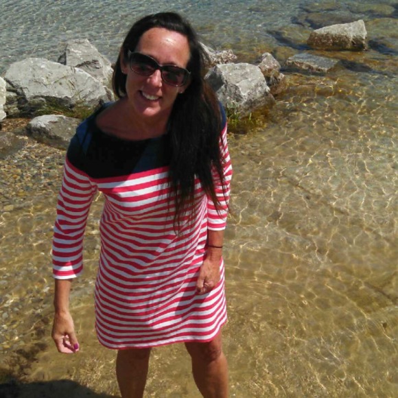 Profile Picture of Nancy James (@najames) on Poshmark