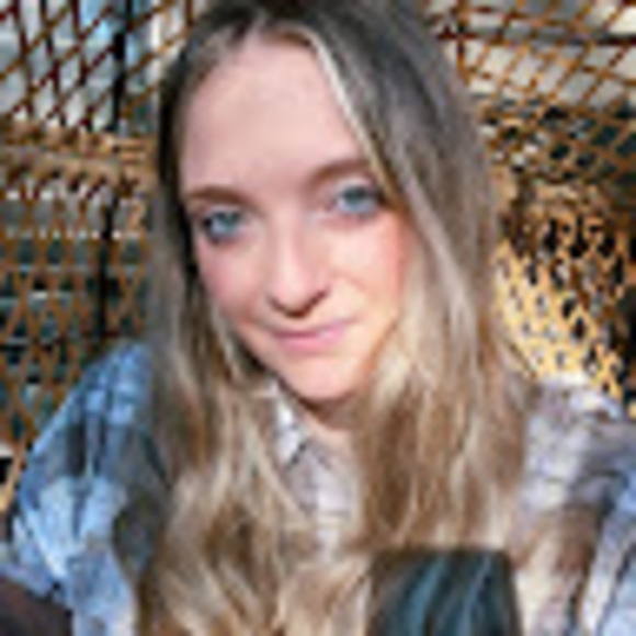 Profile Picture of Alli Tiscione (@allitiscione) on Poshmark