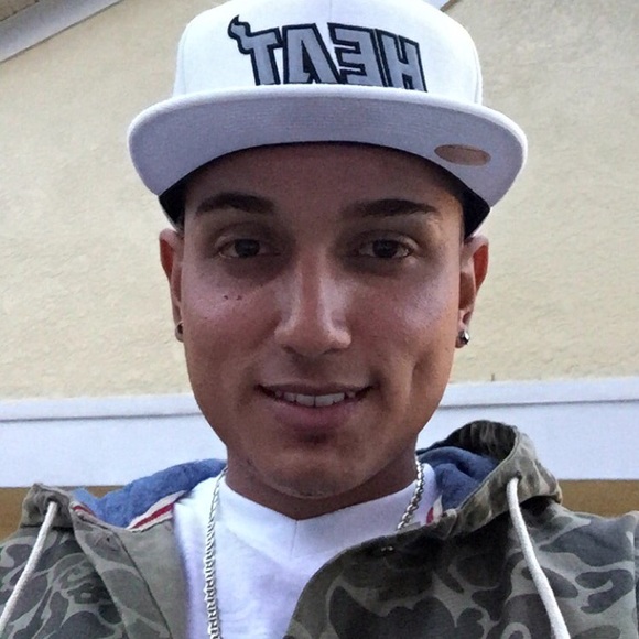 Profile Picture of Vince Apellaniz (@vapellaniz21) on Poshmark