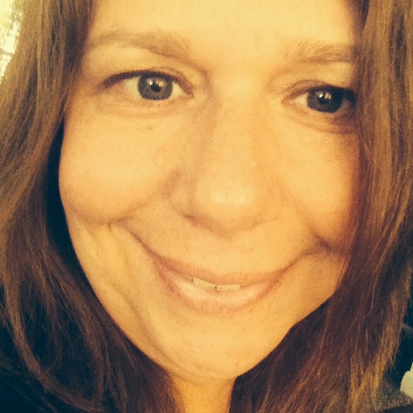 Profile Picture of Gina West (@ginarw) on Poshmark