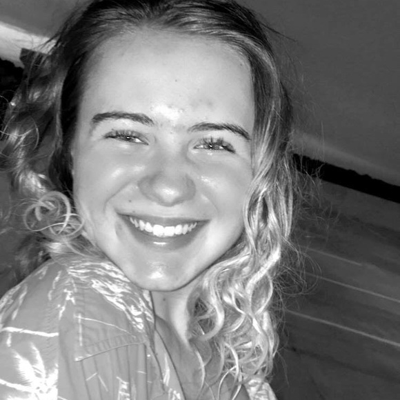 Profile Picture of Ireland Verrette (@ikv123) on Poshmark