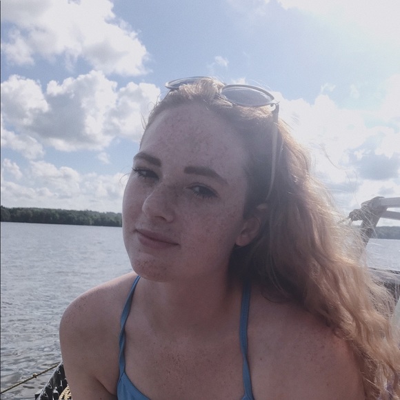 Profile Picture of Anna Kosanovich (@annakosanovich) on Poshmark