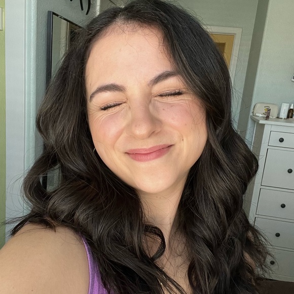 Profile Picture of Juliana Scully (@jnalbandian) on Poshmark