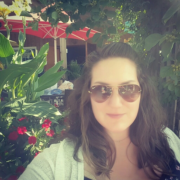 Profile Picture of Emily Bixler (@emelizabix) on Poshmark