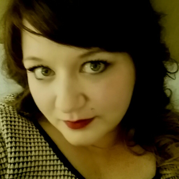 Profile Picture of Amberlee Washburn (@hdesighn) on Poshmark