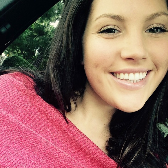 Profile Picture of Mikayla Derieg (@mikaylaad) on Poshmark
