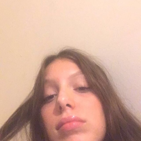 Profile Picture of Leigha Becker (@leigghhaaaa) on Poshmark