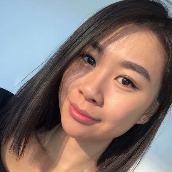 Profile Picture of Carolynn Meng (@carolynnmeng) on Poshmark