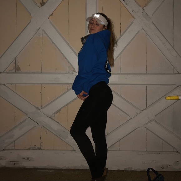 Profile Picture of Maizy Demers (@maizy_demers) on Poshmark