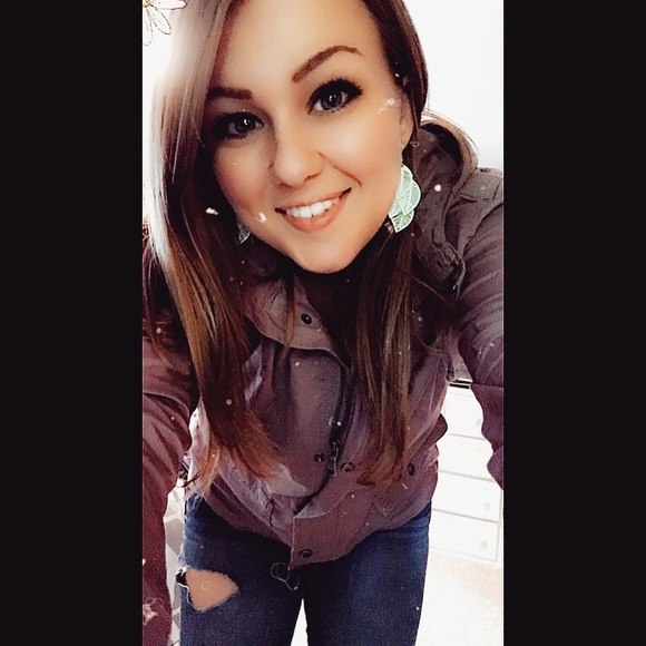 Profile Picture of Kamarin Swiger (@kamarinlacey) on Poshmark