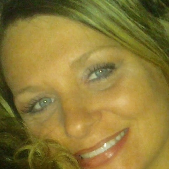 Melissa Ellerbrook - Poshmark Profile Picture of Melissa Ellerbrook (@mellerbrook) on Poshmark