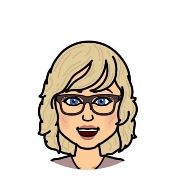 Profile Picture of Lisa Yates (@bsur6935) on Poshmark