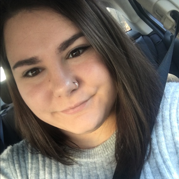 Profile Picture of Shelley Garvine (@shelleylynn97) on Poshmark