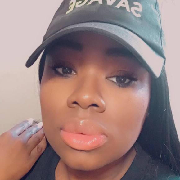 Profile Picture of Mishka Bogle (@mishkabogle) on Poshmark