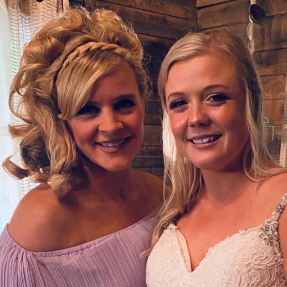 Profile Picture of Kimberly Hull (@kimberblonde) on Poshmark