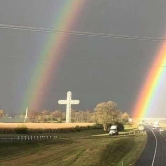 Profile Picture of Angela-brian Hixon (@angelahixon1017) on Poshmark