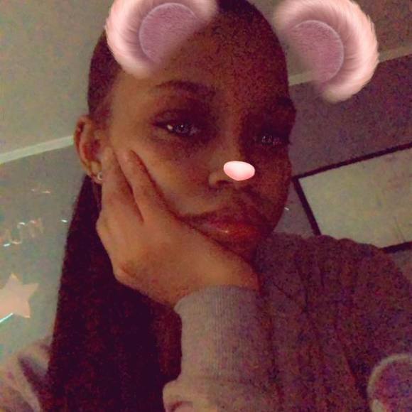 Profile Picture of Laura Daniels (@sweetpeaq) on Poshmark