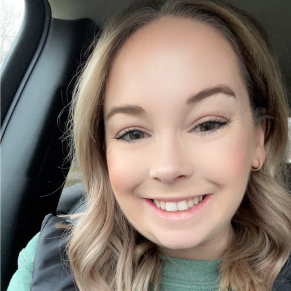 Amanda Anverse - Poshmark Profile Picture of Amanda Anverse (@amandaweikert) on Poshmark