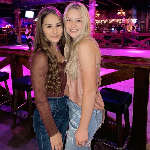 Profile Picture of Mckenna Gullingsrud (@m_gullingsrud) on Poshmark