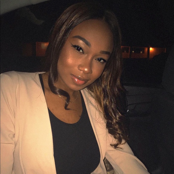 Profile Photo of Christina Womack (@tinapearls) on Poshmark