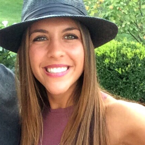 Profile Picture of Rebecca Michetti (@rlmichetti) on Poshmark