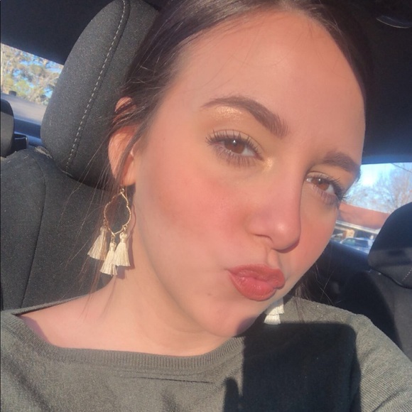 Profile Picture of Savannah Hurst (@savhurst19) on Poshmark